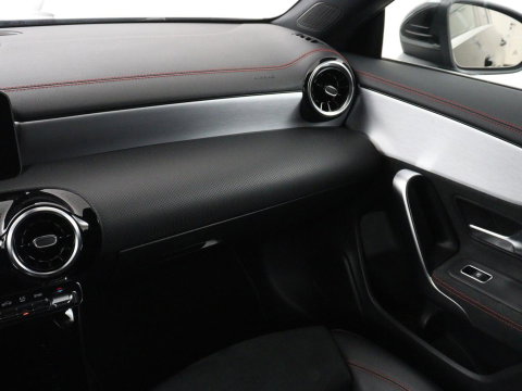 Mercedes-Benz CLA-Klasse Shooting Brake 200 AMG Line | Leder/Alcantara | Trekhaak | Carplay | Widescreen | Navigatie | Full LED | Camera | 18'' | Park Assist | Climate control | Bluetooth