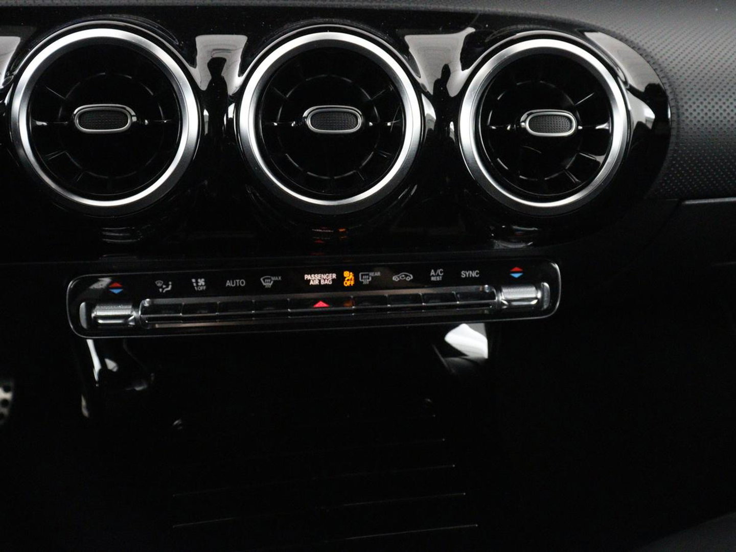 Mercedes-Benz CLA-Klasse Shooting Brake 200 AMG Line | Leder/Alcantara | Trekhaak | Carplay | Widescreen | Navigatie | Full LED | Camera | 18'' | Park Assist | Climate control | Bluetooth