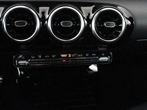 Mercedes-Benz CLA-Klasse Shooting Brake 200 AMG Line | Leder/Alcantara | Trekhaak | Carplay | Widescreen | Navigatie | Full LED | Camera | 18'' | Park Assist | Climate control | Bluetooth