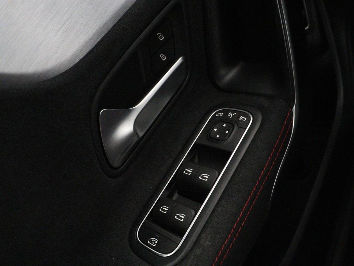 Mercedes-Benz CLA-Klasse Shooting Brake 200 AMG Line | Leder/Alcantara | Trekhaak | Carplay | Widescreen | Navigatie | Full LED | Camera | 18'' | Park Assist | Climate control | Bluetooth