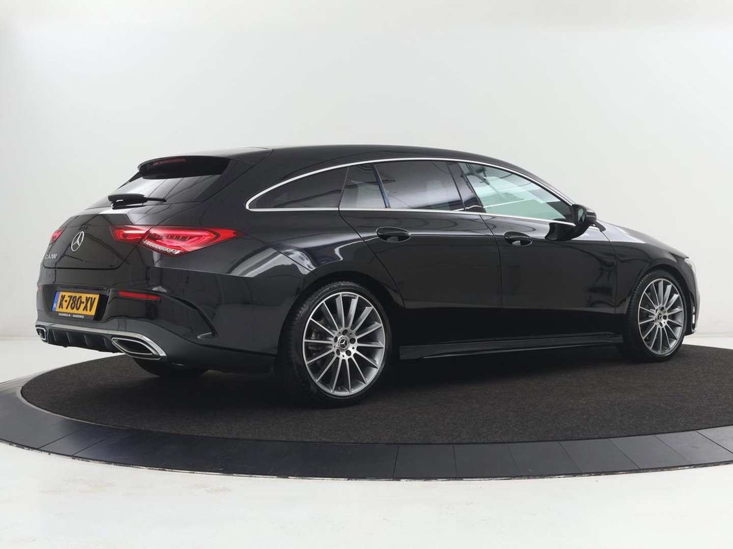 Mercedes-Benz CLA-Klasse Shooting Brake 200 AMG Line | Leder/Alcantara | Trekhaak | Carplay | Widescreen | Navigatie | Full LED | Camera | 18'' | Park Assist | Climate control | Bluetooth