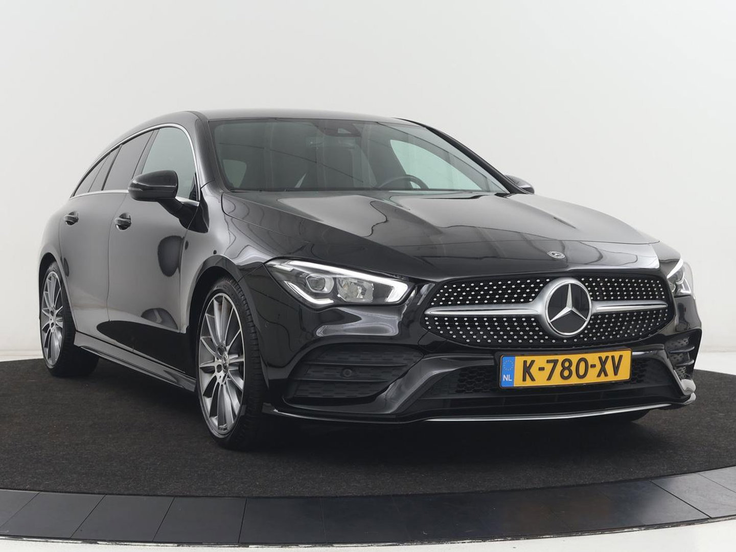 Mercedes-Benz CLA-Klasse Shooting Brake 200 AMG Line | Leder/Alcantara | Trekhaak | Carplay | Widescreen | Navigatie | Full LED | Camera | 18'' | Park Assist | Climate control | Bluetooth