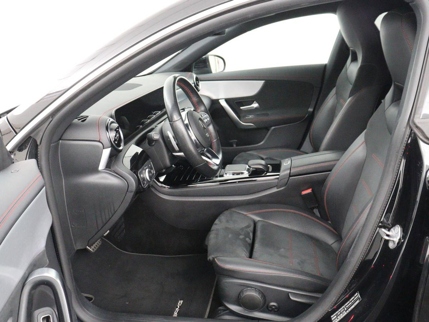 Mercedes-Benz CLA-Klasse Shooting Brake 200 AMG Line | Leder/Alcantara | Trekhaak | Carplay | Widescreen | Navigatie | Full LED | Camera | 18'' | Park Assist | Climate control | Bluetooth