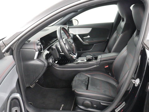 Mercedes-Benz CLA-Klasse Shooting Brake 200 AMG Line | Leder/Alcantara | Trekhaak | Carplay | Widescreen | Navigatie | Full LED | Camera | 18'' | Park Assist | Climate control | Bluetooth