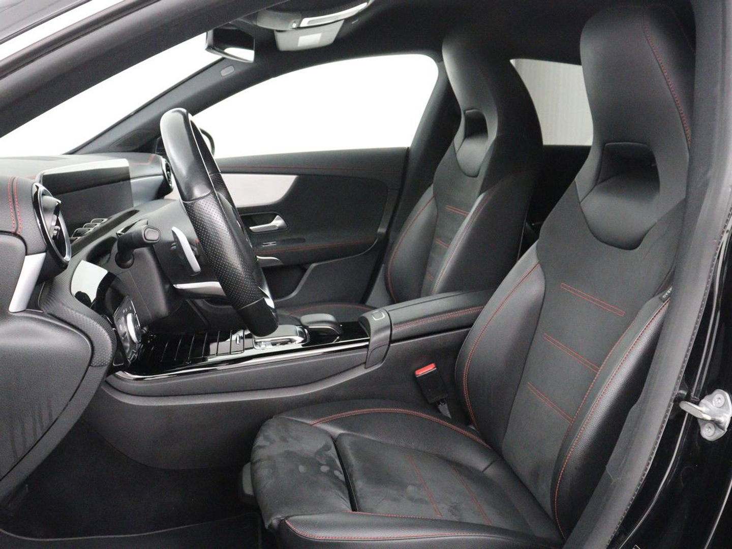 Mercedes-Benz CLA-Klasse Shooting Brake 200 AMG Line | Leder/Alcantara | Trekhaak | Carplay | Widescreen | Navigatie | Full LED | Camera | 18'' | Park Assist | Climate control | Bluetooth