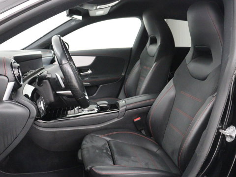 Mercedes-Benz CLA-Klasse Shooting Brake 200 AMG Line | Leder/Alcantara | Trekhaak | Carplay | Widescreen | Navigatie | Full LED | Camera | 18'' | Park Assist | Climate control | Bluetooth