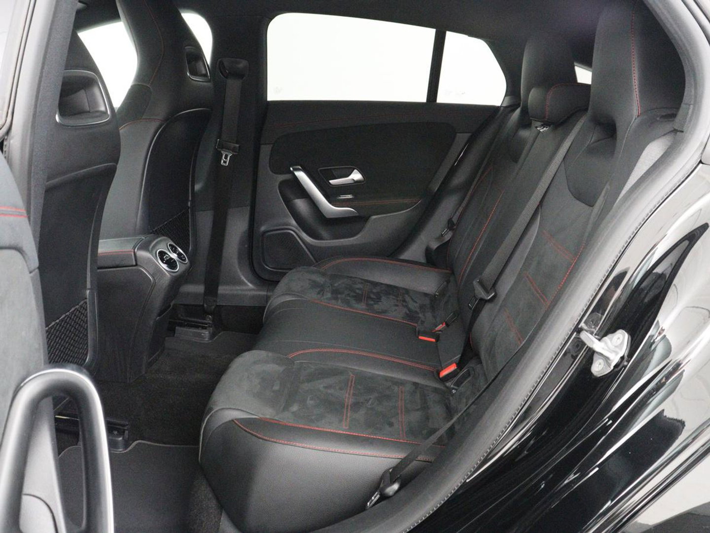 Mercedes-Benz CLA-Klasse Shooting Brake 200 AMG Line | Leder/Alcantara | Trekhaak | Carplay | Widescreen | Navigatie | Full LED | Camera | 18'' | Park Assist | Climate control | Bluetooth