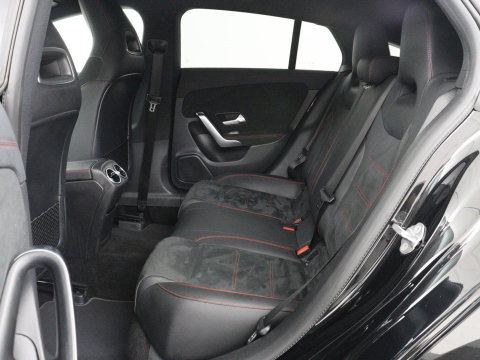 Mercedes-Benz CLA-Klasse Shooting Brake 200 AMG Line | Leder/Alcantara | Trekhaak | Carplay | Widescreen | Navigatie | Full LED | Camera | 18'' | Park Assist | Climate control | Bluetooth