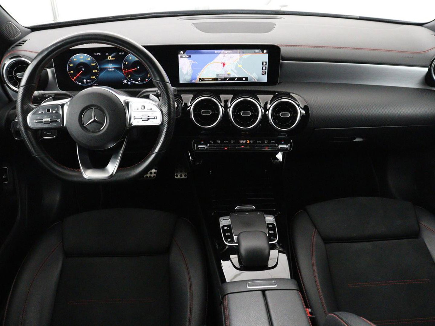 Mercedes-Benz CLA-Klasse Shooting Brake 200 AMG Line | Leder/Alcantara | Trekhaak | Carplay | Widescreen | Navigatie | Full LED | Camera | 18'' | Park Assist | Climate control | Bluetooth