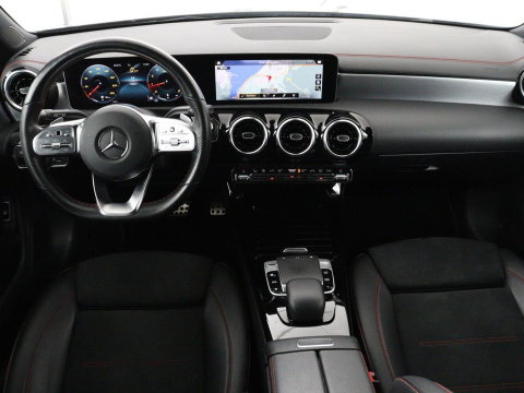 Mercedes-Benz CLA-Klasse Shooting Brake 200 AMG Line | Leder/Alcantara | Trekhaak | Carplay | Widescreen | Navigatie | Full LED | Camera | 18'' | Park Assist | Climate control | Bluetooth