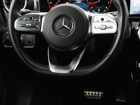 Mercedes-Benz CLA-Klasse Shooting Brake 200 AMG Line | Leder/Alcantara | Trekhaak | Carplay | Widescreen | Navigatie | Full LED | Camera | 18'' | Park Assist | Climate control | Bluetooth