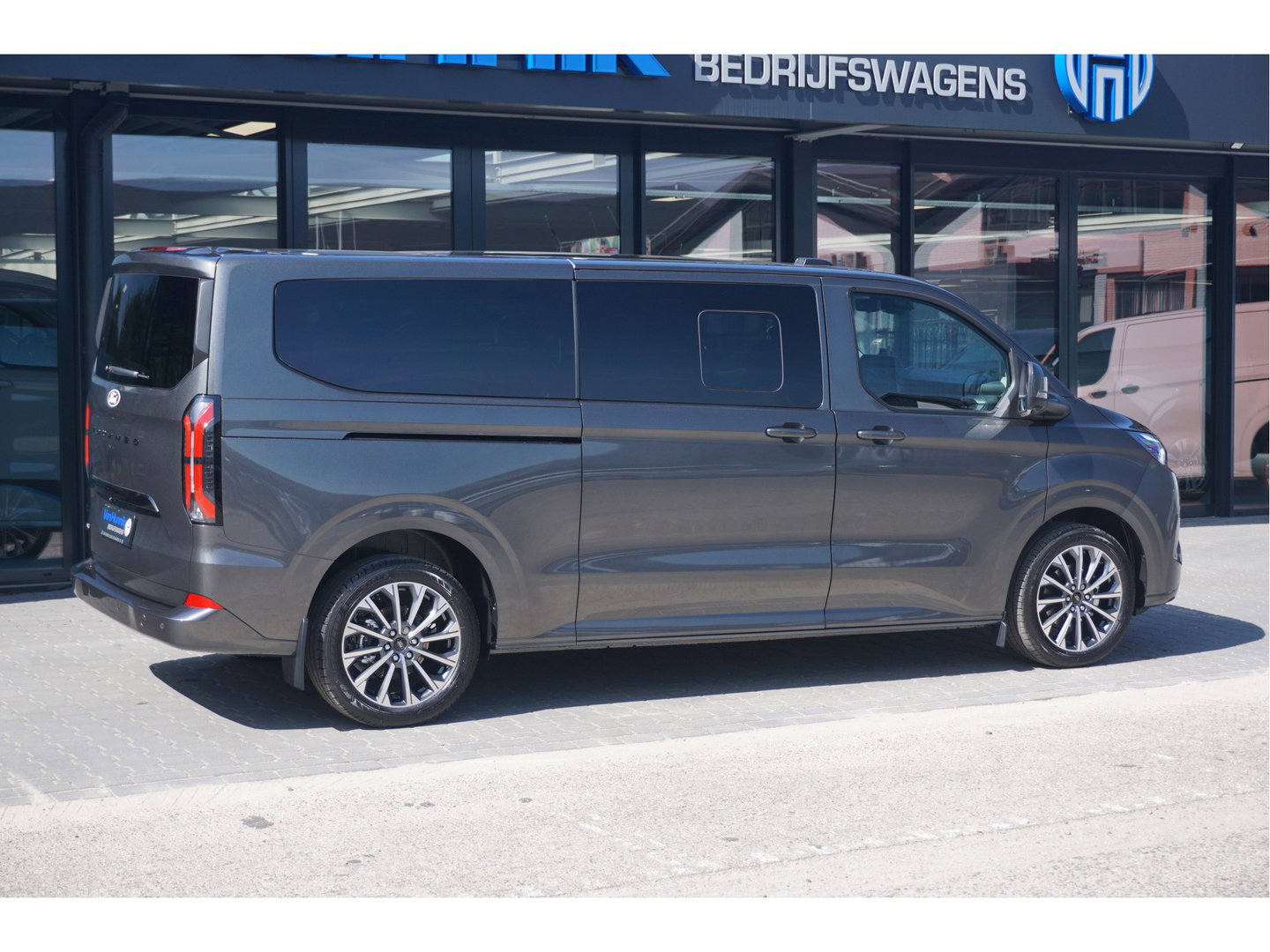 Ford Transit Custom Tourneo 340L 2.5 PHEV 233PK Dubbel Cabine PRIJS INCL. BPM Leder, 19" LM, B&O, Elek. Schuifeur, Pano, Trekhaak!! NR. TR7