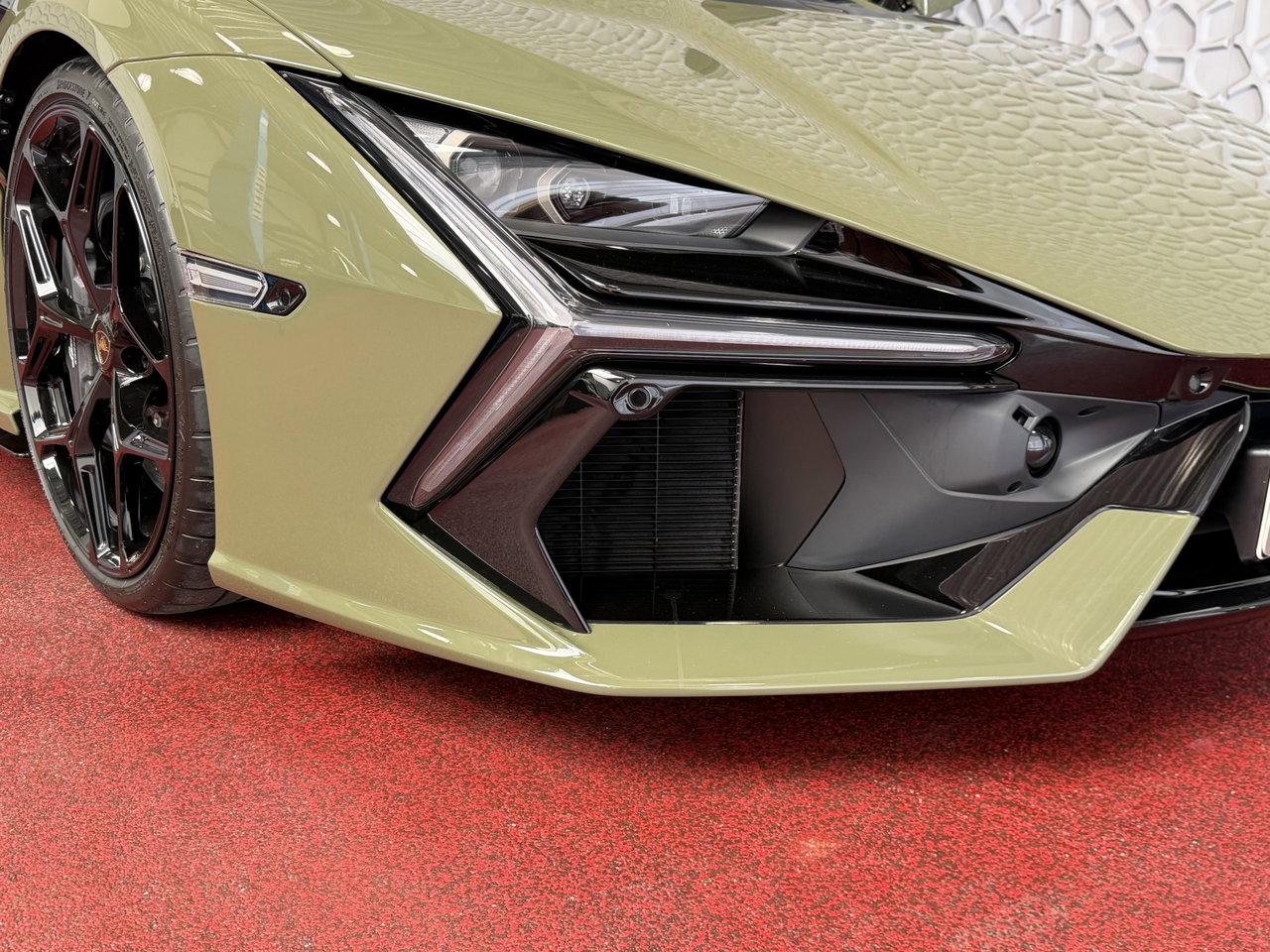 Lamborghini Revuelto