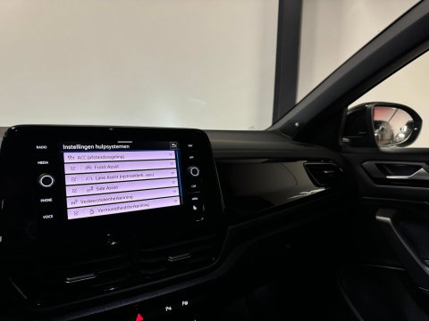 Volkswagen T-Roc 1.5 TSI R-Line Business PANO KEYLESS