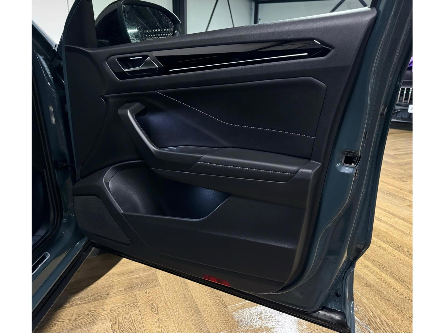 Volkswagen T-Roc 1.5 TSI R-Line Business PANO KEYLESS