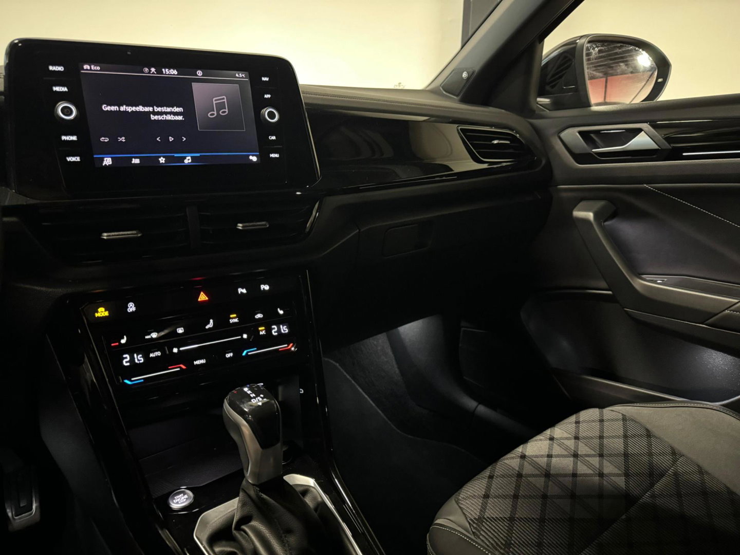 Volkswagen T-Roc 1.5 TSI R-Line Business PANO KEYLESS
