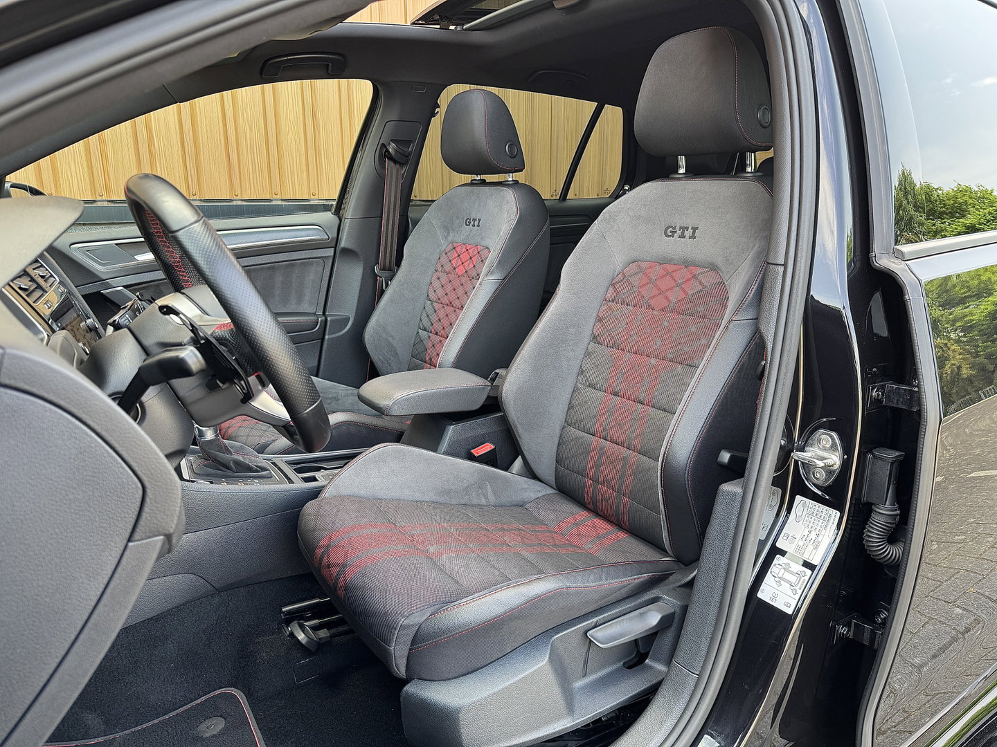 Volkswagen Golf 2.0 TSI GTI TCR | Performance Pack | 290 PK! | Panoramdak | Rijmodus | Dodehoeksensor | Lane Assist | Navigatie | Stoelverwarming | Adaptieve Cruise Control | LED | DAB | Keyless Entry / Go |