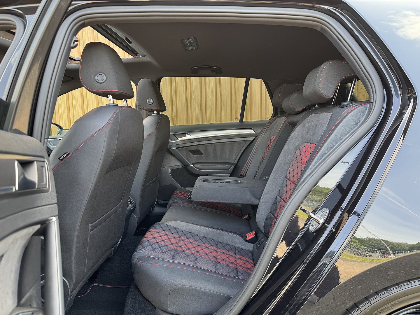 Volkswagen Golf 2.0 TSI GTI TCR | Performance Pack | 290 PK! | Panoramdak | Rijmodus | Dodehoeksensor | Lane Assist | Navigatie | Stoelverwarming | Adaptieve Cruise Control | LED | DAB | Keyless Entry / Go |