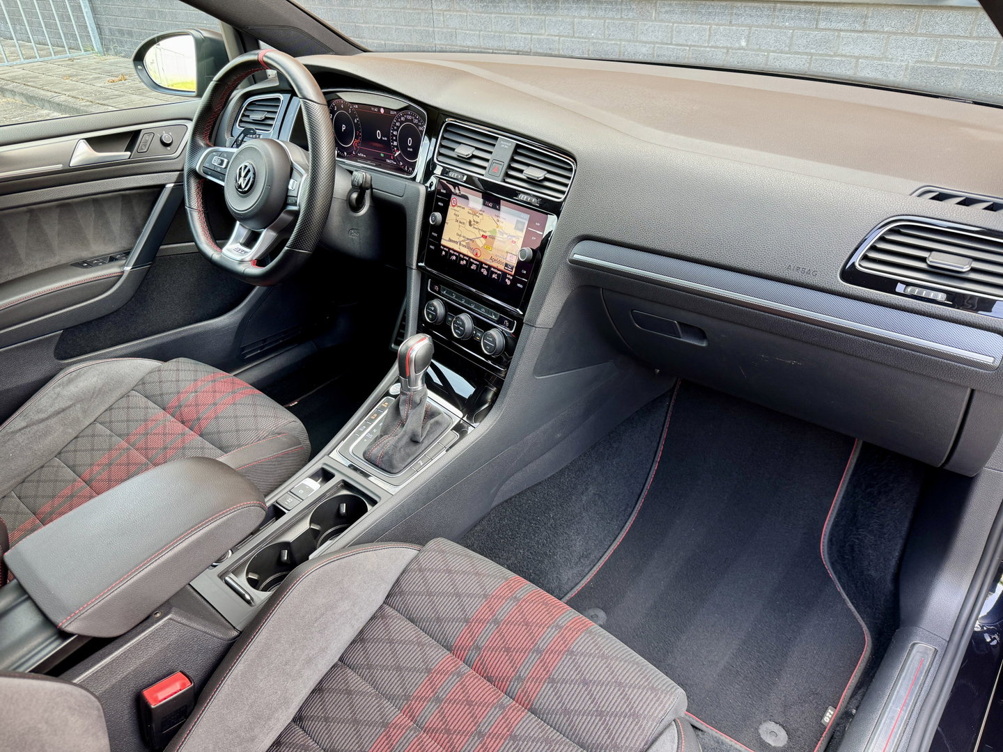 Volkswagen Golf 2.0 TSI GTI TCR | Performance Pack | 290 PK! | Panoramdak | Rijmodus | Dodehoeksensor | Lane Assist | Navigatie | Stoelverwarming | Adaptieve Cruise Control | LED | DAB | Keyless Entry / Go |
