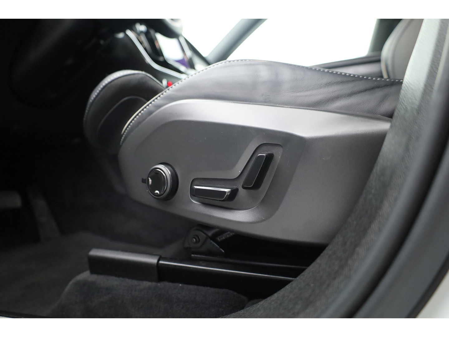 Volvo XC60 2.0 T8 Plug-in hybrid AWD Plus Dark | 455 PK |Luchtvering |  Sportstoelen | Zwarte hemel | 360 camera |