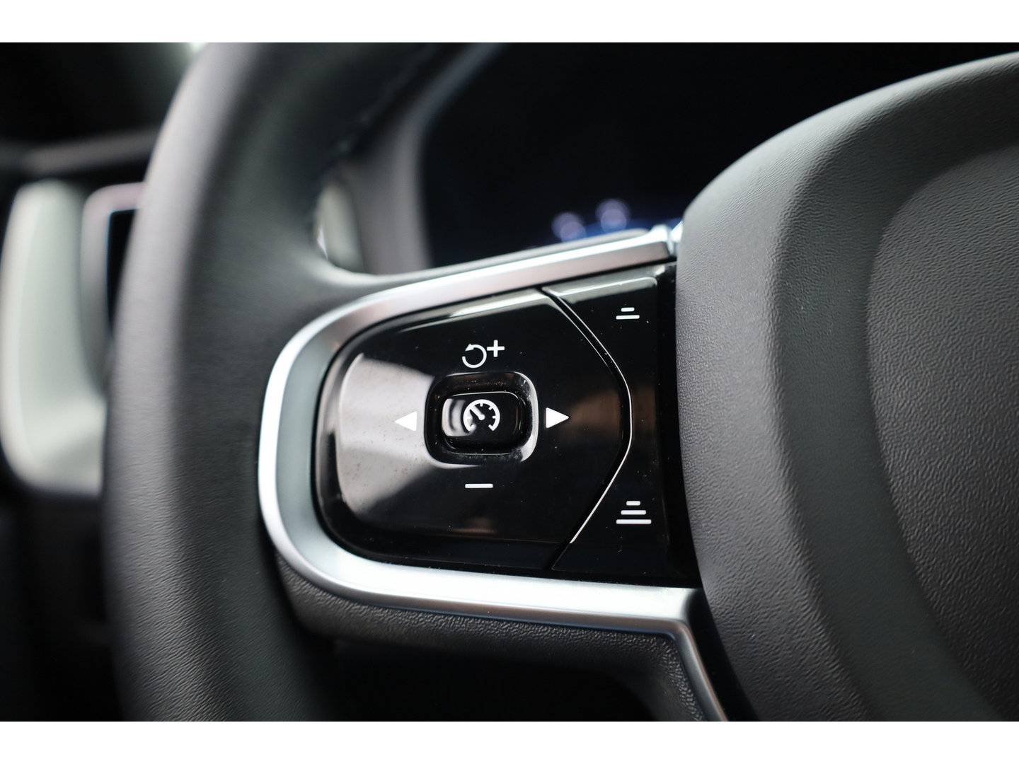 Volvo XC60 2.0 T8 Plug-in hybrid AWD Plus Dark | 455 PK |Luchtvering |  Sportstoelen | Zwarte hemel | 360 camera |