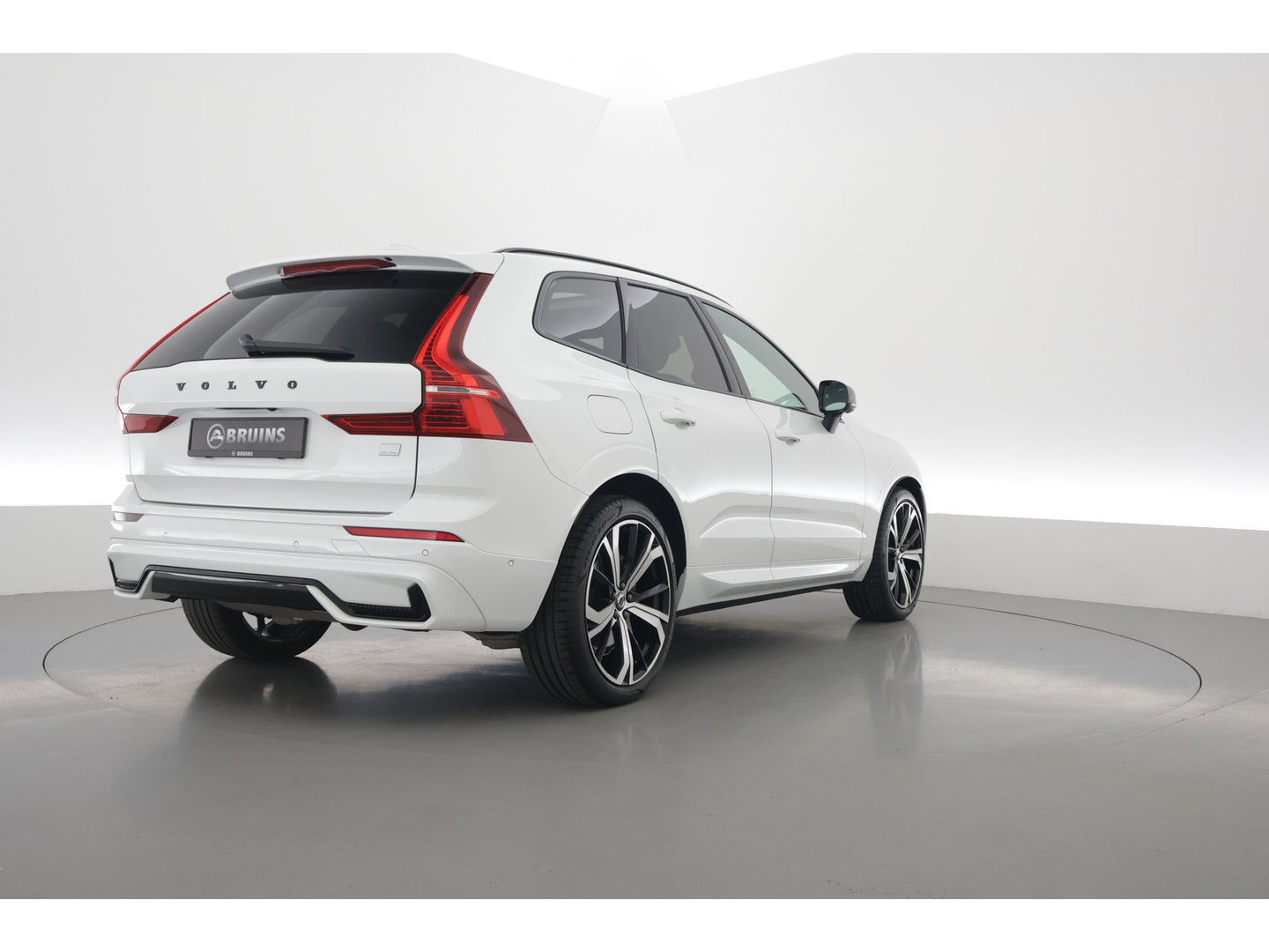 Volvo XC60 2.0 T8 Plug-in hybrid AWD Plus Dark | 455 PK |Luchtvering |  Sportstoelen | Zwarte hemel | 360 camera |