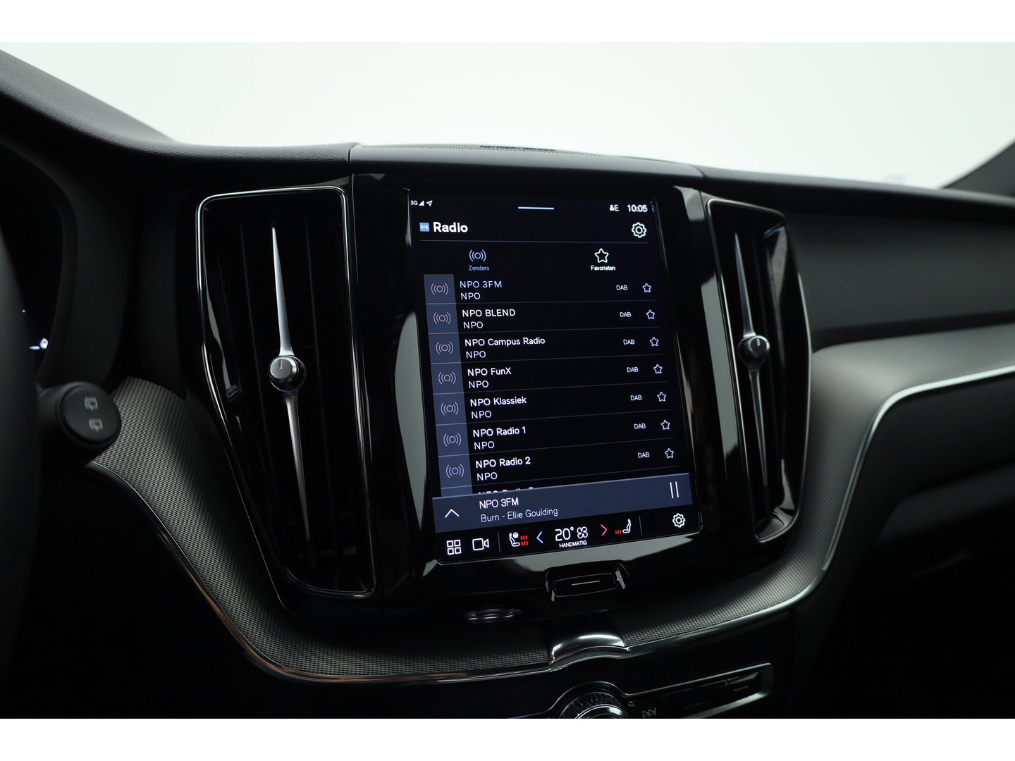 Volvo XC60 2.0 T8 Plug-in hybrid AWD Plus Dark | 455 PK |Luchtvering |  Sportstoelen | Zwarte hemel | 360 camera |