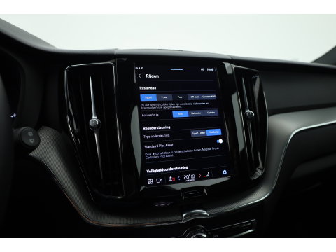 Volvo XC60 2.0 T8 Plug-in hybrid AWD Plus Dark | 455 PK |Luchtvering |  Sportstoelen | Zwarte hemel | 360 camera |