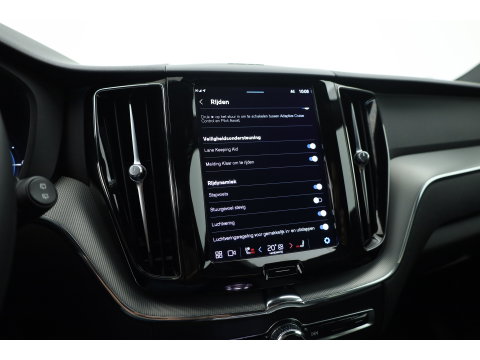 Volvo XC60 2.0 T8 Plug-in hybrid AWD Plus Dark | 455 PK |Luchtvering |  Sportstoelen | Zwarte hemel | 360 camera |