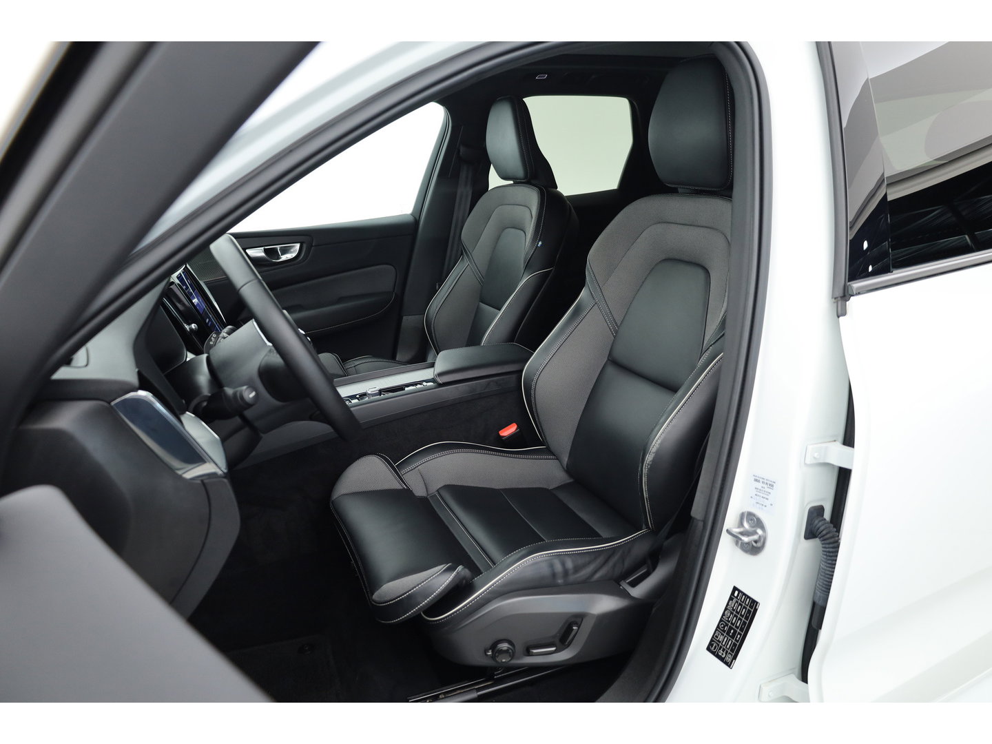 Volvo XC60 2.0 T8 Plug-in hybrid AWD Plus Dark | 455 PK |Luchtvering |  Sportstoelen | Zwarte hemel | 360 camera |