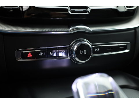 Volvo XC60 2.0 T8 Plug-in hybrid AWD Plus Dark | 455 PK |Luchtvering |  Sportstoelen | Zwarte hemel | 360 camera |