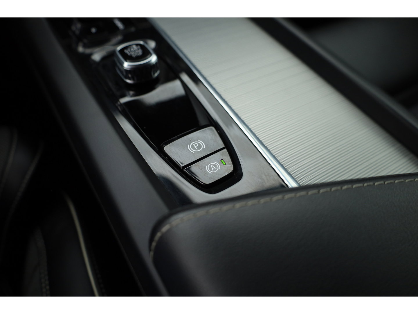 Volvo XC60 2.0 T8 Plug-in hybrid AWD Plus Dark | 455 PK |Luchtvering |  Sportstoelen | Zwarte hemel | 360 camera |