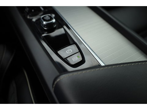 Volvo XC60 2.0 T8 Plug-in hybrid AWD Plus Dark | 455 PK |Luchtvering |  Sportstoelen | Zwarte hemel | 360 camera |