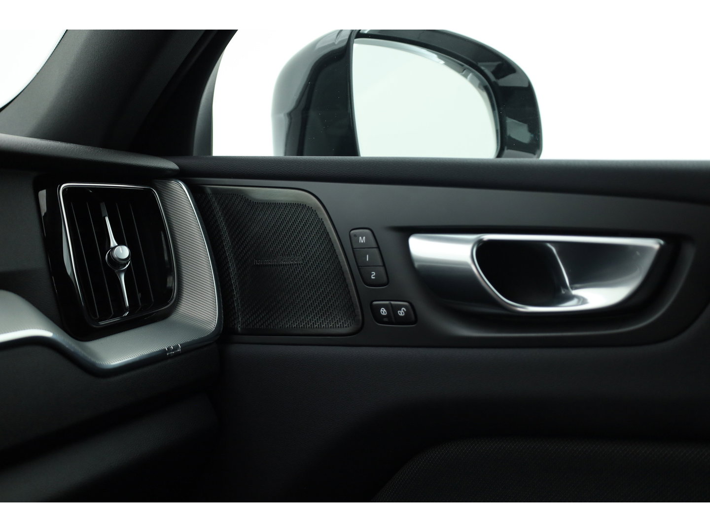 Volvo XC60 2.0 T8 Plug-in hybrid AWD Plus Dark | 455 PK |Luchtvering |  Sportstoelen | Zwarte hemel | 360 camera |