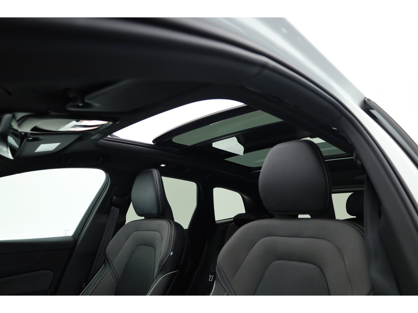 Volvo XC60 2.0 T8 Plug-in hybrid AWD Plus Dark | 455 PK |Luchtvering |  Sportstoelen | Zwarte hemel | 360 camera |