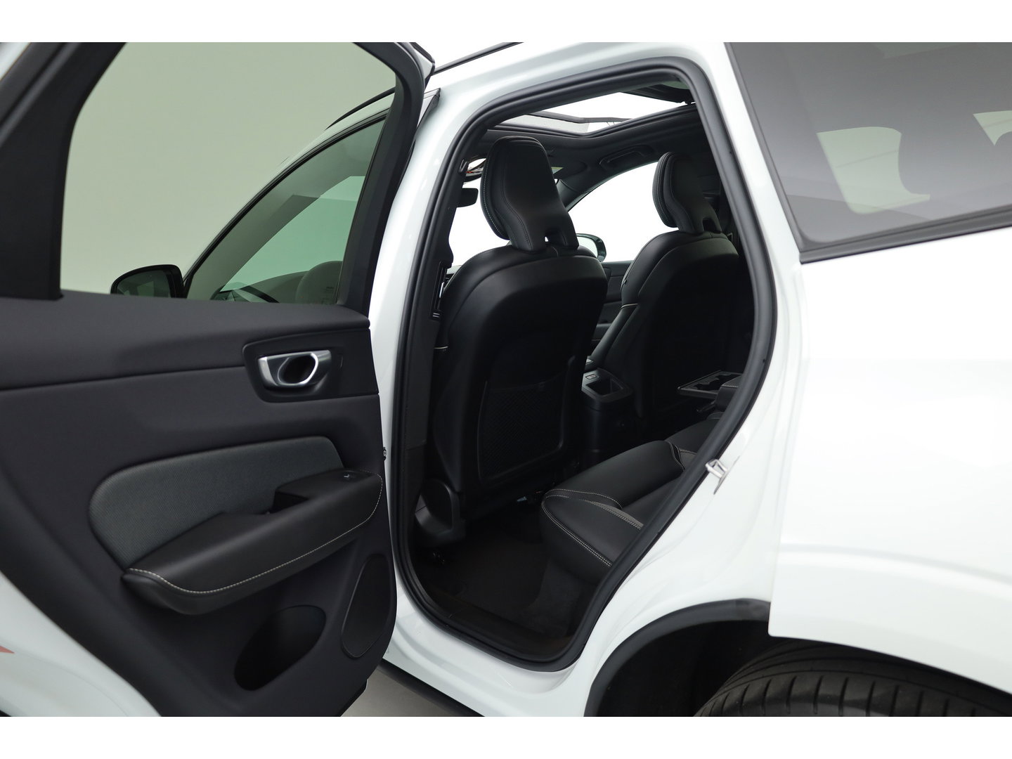 Volvo XC60 2.0 T8 Plug-in hybrid AWD Plus Dark | 455 PK |Luchtvering |  Sportstoelen | Zwarte hemel | 360 camera |