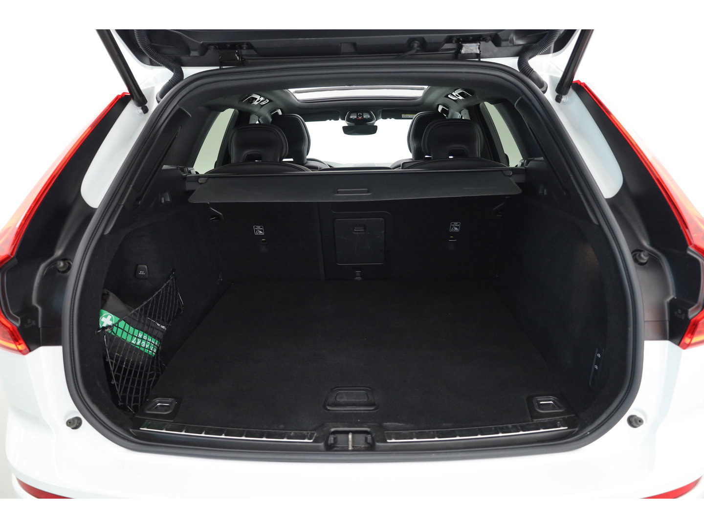 Volvo XC60 2.0 T8 Plug-in hybrid AWD Plus Dark | 455 PK |Luchtvering |  Sportstoelen | Zwarte hemel | 360 camera |