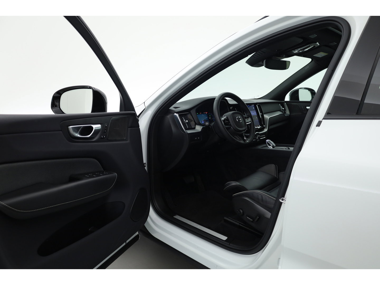 Volvo XC60 2.0 T8 Plug-in hybrid AWD Plus Dark | 455 PK |Luchtvering |  Sportstoelen | Zwarte hemel | 360 camera |