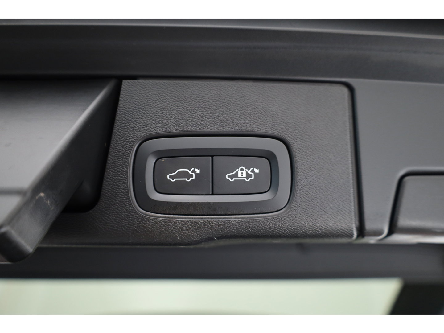 Volvo XC60 2.0 T8 Plug-in hybrid AWD Plus Dark | 455 PK |Luchtvering |  Sportstoelen | Zwarte hemel | 360 camera |