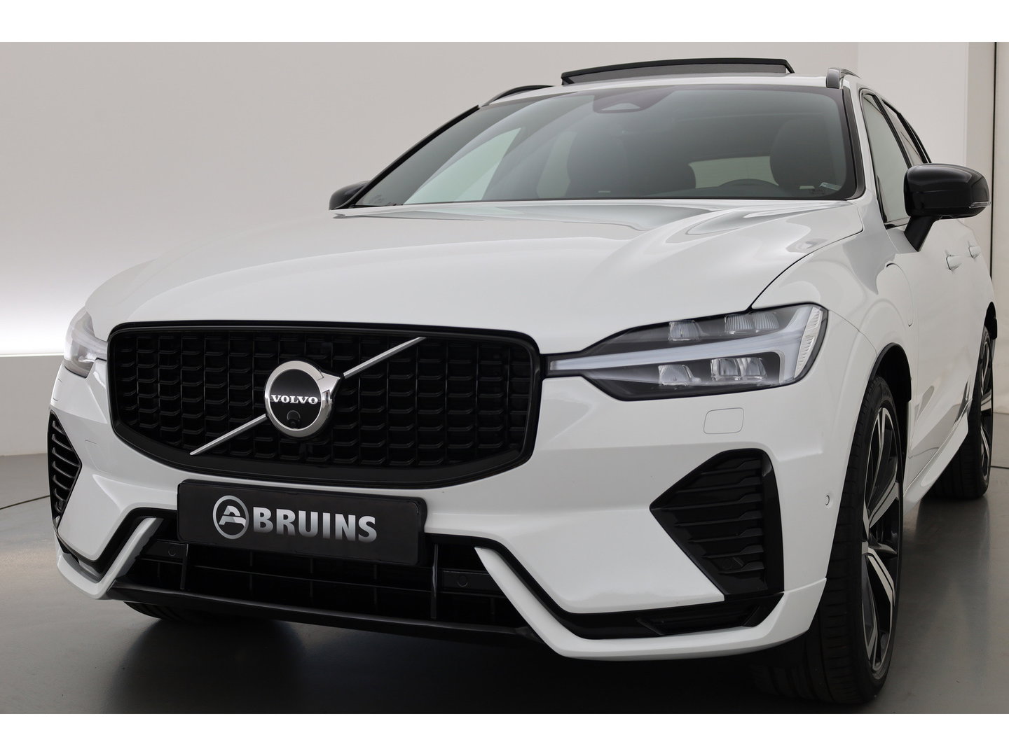 Volvo XC60 2.0 T8 Plug-in hybrid AWD Plus Dark | 455 PK |Luchtvering |  Sportstoelen | Zwarte hemel | 360 camera |