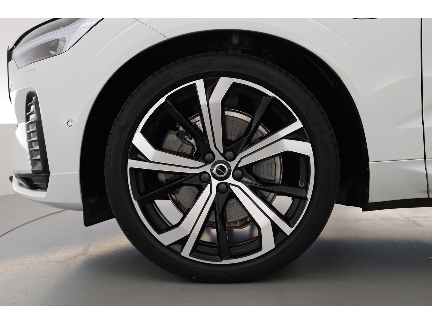 Volvo XC60 2.0 T8 Plug-in hybrid AWD Plus Dark | 455 PK |Luchtvering |  Sportstoelen | Zwarte hemel | 360 camera |