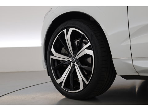 Volvo XC60 2.0 T8 Plug-in hybrid AWD Plus Dark | 455 PK |Luchtvering |  Sportstoelen | Zwarte hemel | 360 camera |
