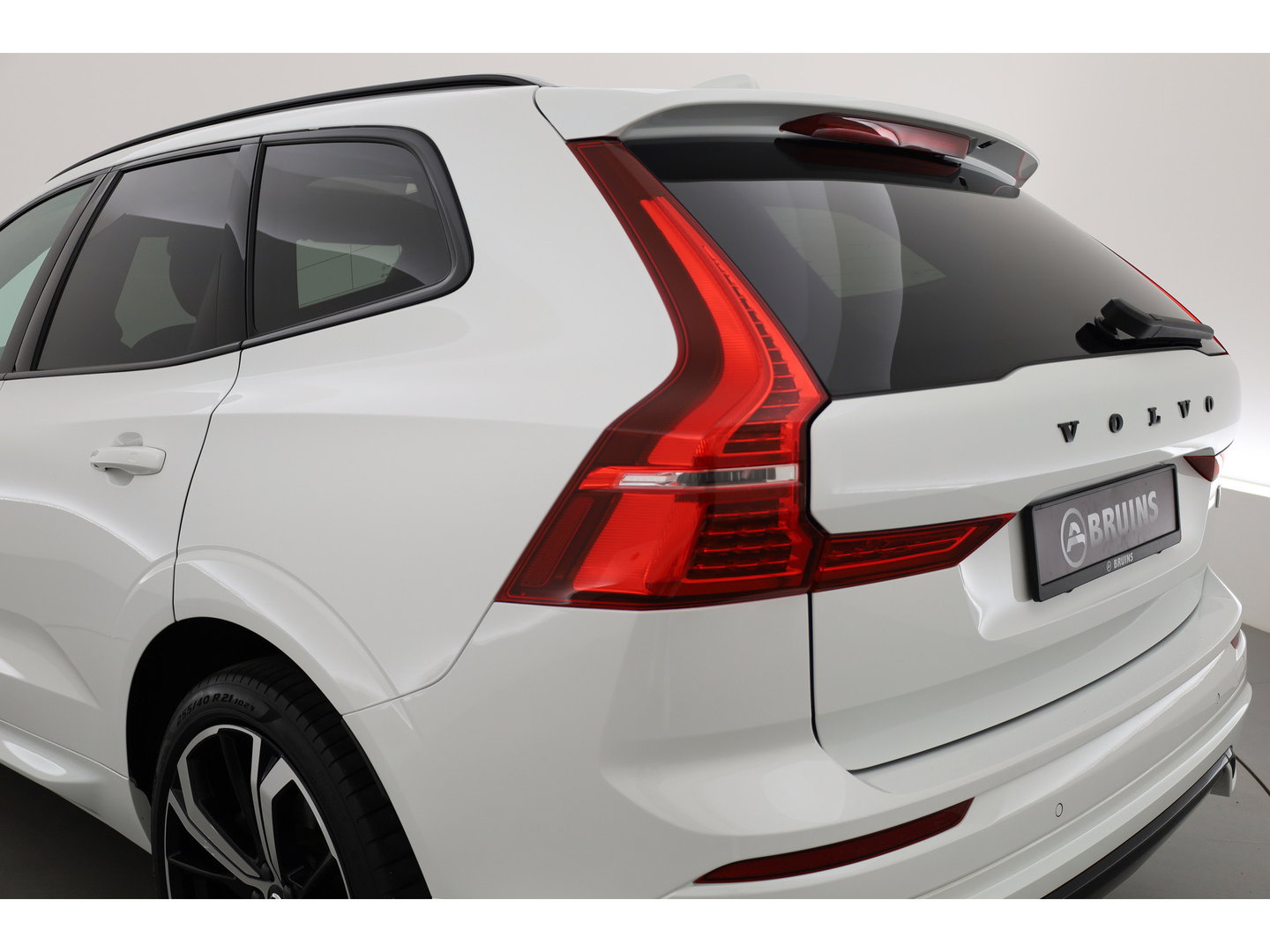 Volvo XC60 2.0 T8 Plug-in hybrid AWD Plus Dark | 455 PK |Luchtvering |  Sportstoelen | Zwarte hemel | 360 camera |