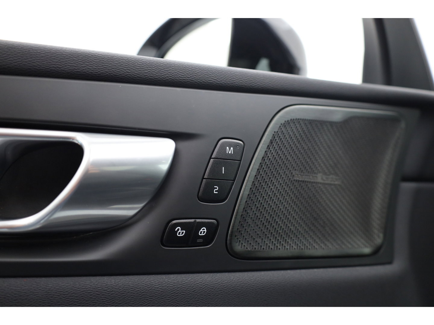 Volvo XC60 2.0 T8 Plug-in hybrid AWD Plus Dark | 455 PK |Luchtvering |  Sportstoelen | Zwarte hemel | 360 camera |