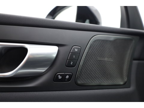 Volvo XC60 2.0 T8 Plug-in hybrid AWD Plus Dark | 455 PK |Luchtvering |  Sportstoelen | Zwarte hemel | 360 camera |