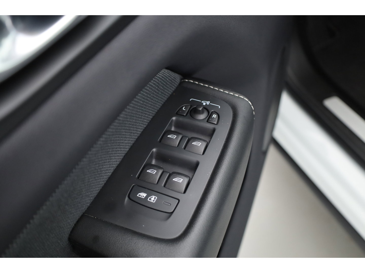 Volvo XC60 2.0 T8 Plug-in hybrid AWD Plus Dark | 455 PK |Luchtvering |  Sportstoelen | Zwarte hemel | 360 camera |