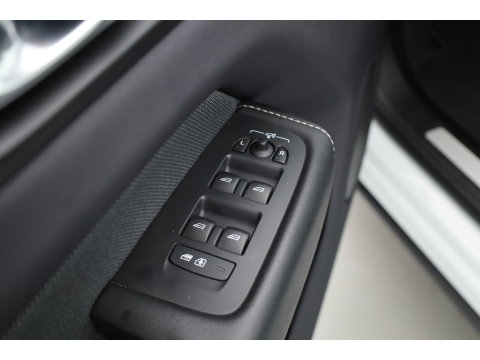 Volvo XC60 2.0 T8 Plug-in hybrid AWD Plus Dark | 455 PK |Luchtvering |  Sportstoelen | Zwarte hemel | 360 camera |