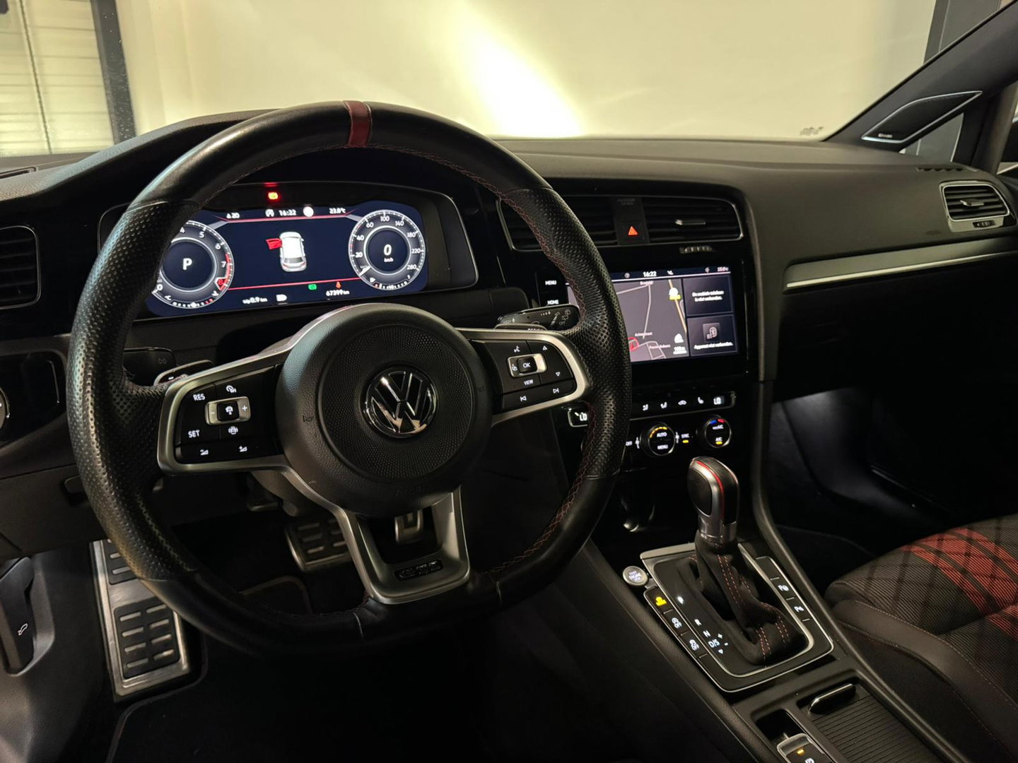 Volkswagen Golf 2.0 TSI GTI TCR PANO KEYLESS