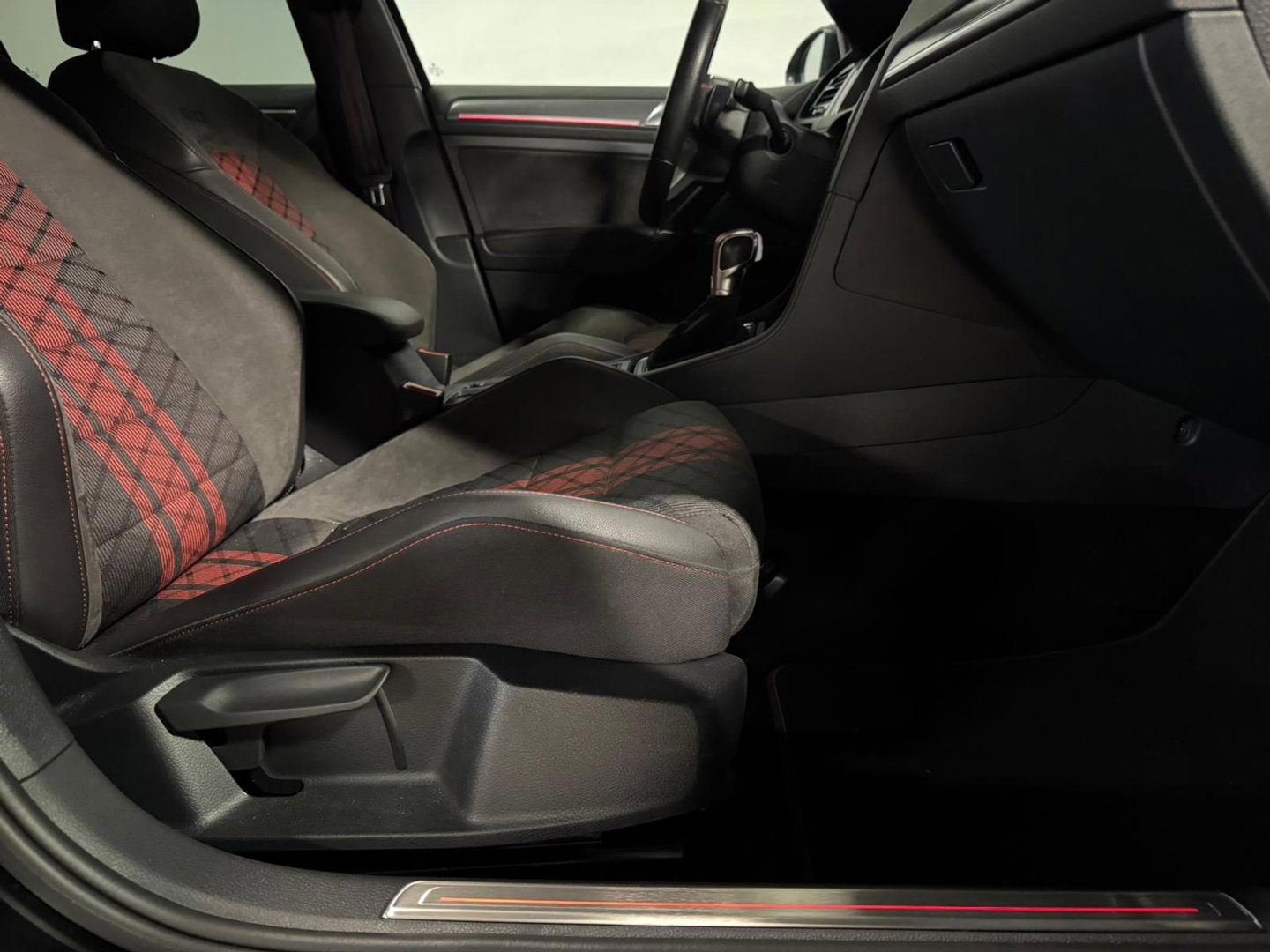 Volkswagen Golf 2.0 TSI GTI TCR PANO KEYLESS