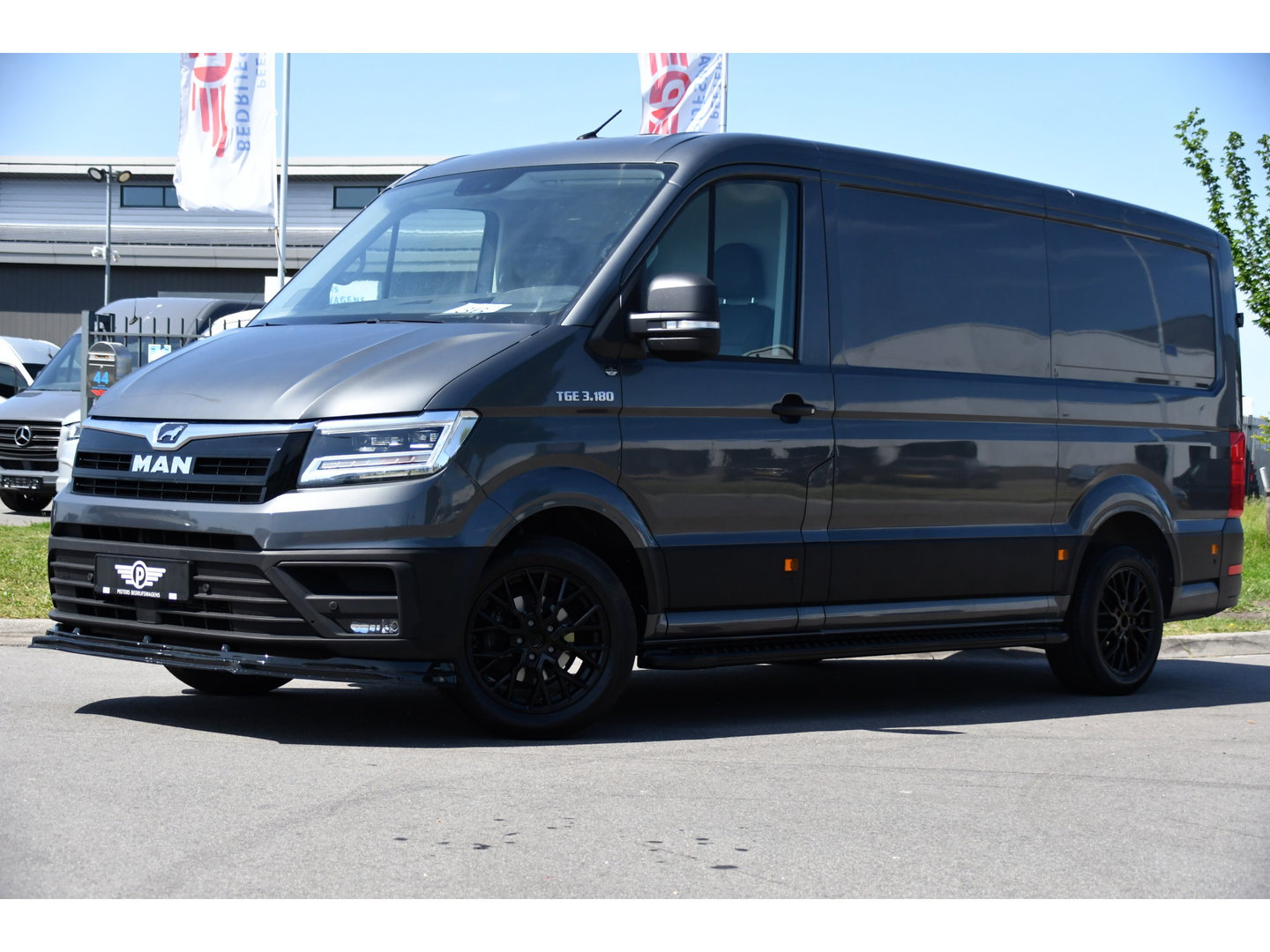 MAN TGE 3.180 2.0 L3H2 PB Edition Camera, Cruise, Carplay, LED, Clima, Stoelverwarming, Trekhaak, Standkachel, Uniek!